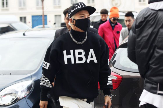 taeyang wearing hood by air